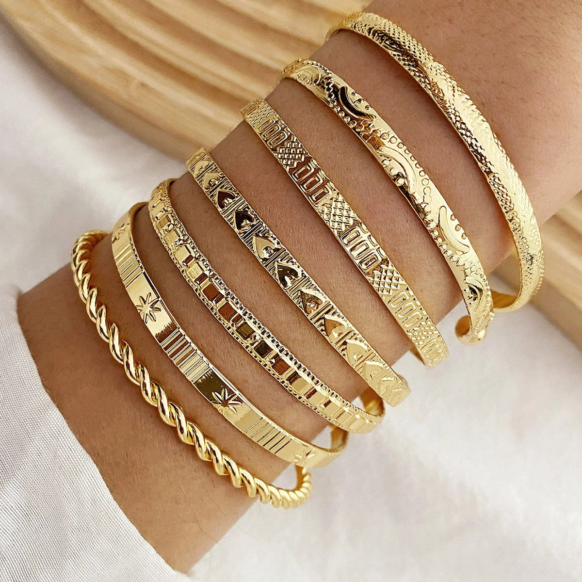 Conjunto Aura — 7 Pulseiras Douradas | NORVÉLIA